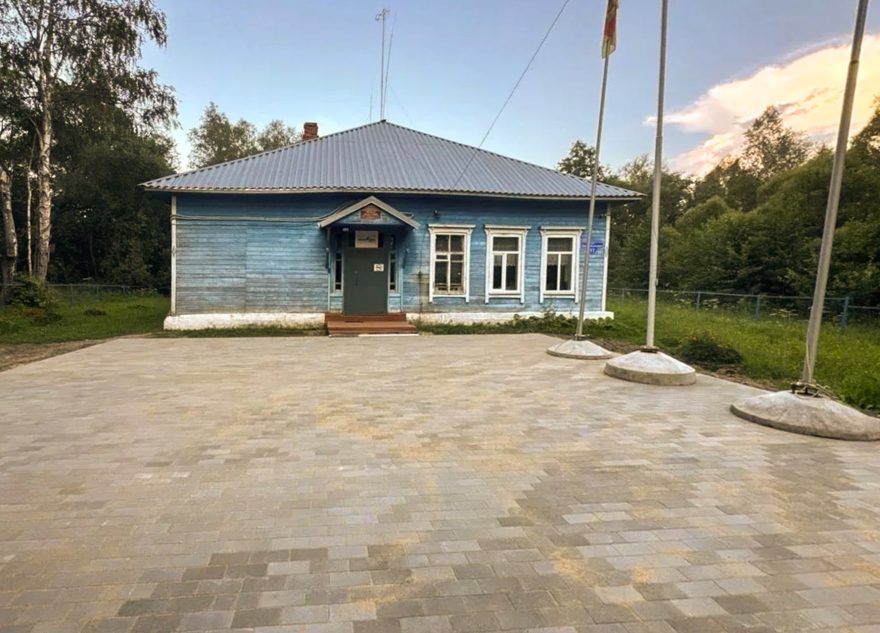 Новые плацы для школ: в Тверской области ремонтируют площадки для линеек и торжественных построений