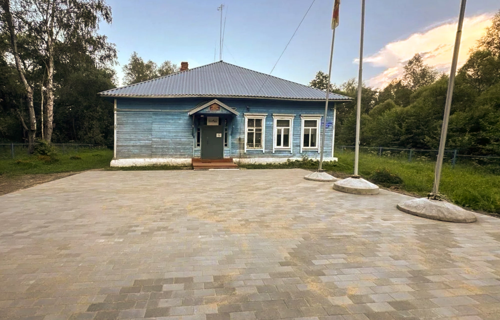 Новые плацы для школ: в Тверской области ремонтируют площадки для линеек и торжественных построений