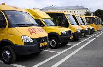 Школы Тверской области получили 25 новых автобусов и 6 тракторов