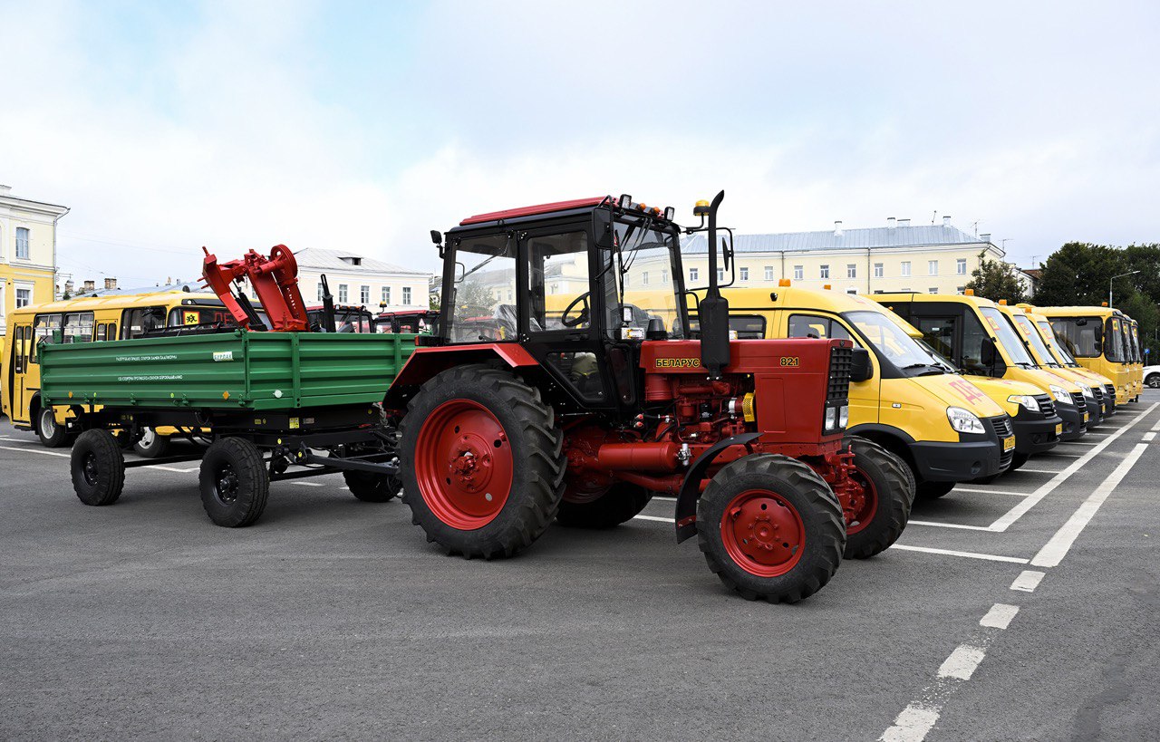 Школы Тверской области получили 25 новых автобусов и 6 тракторов