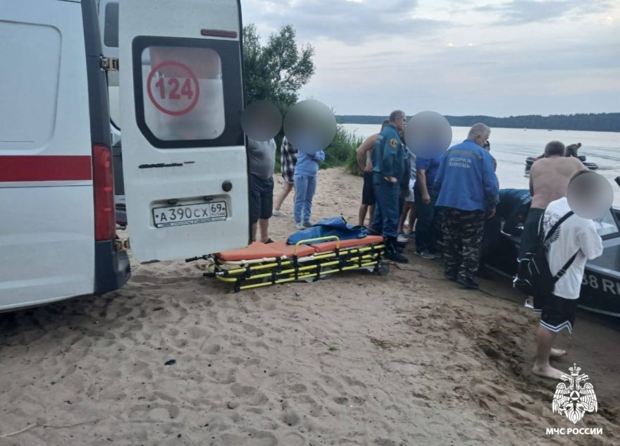 На реке в Тверской области катер столкнулся с баржей