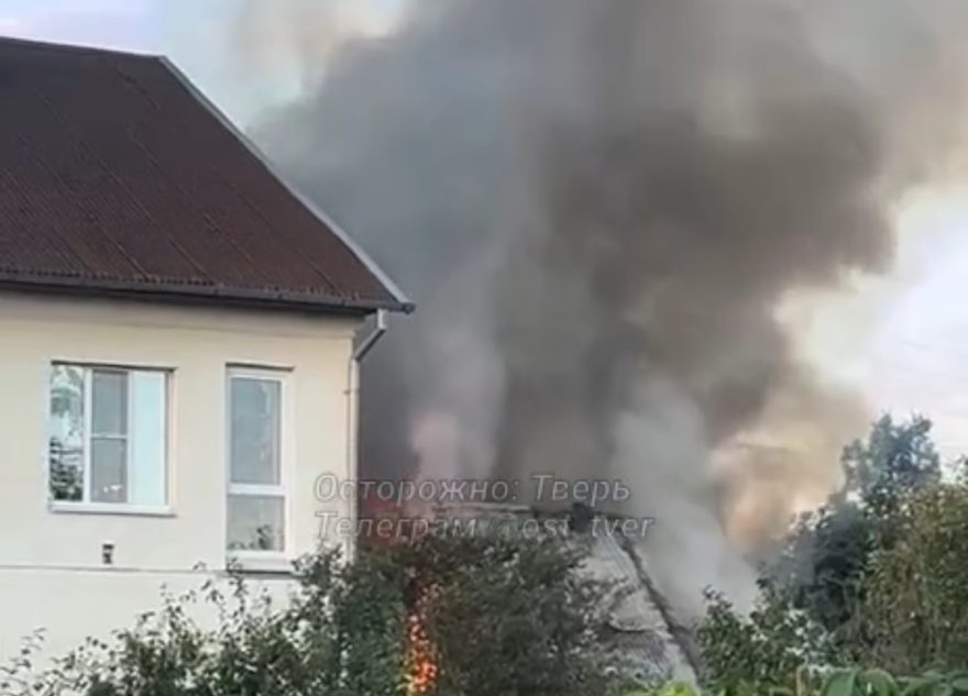 В Твери заметили сильный пожар в частном секторе