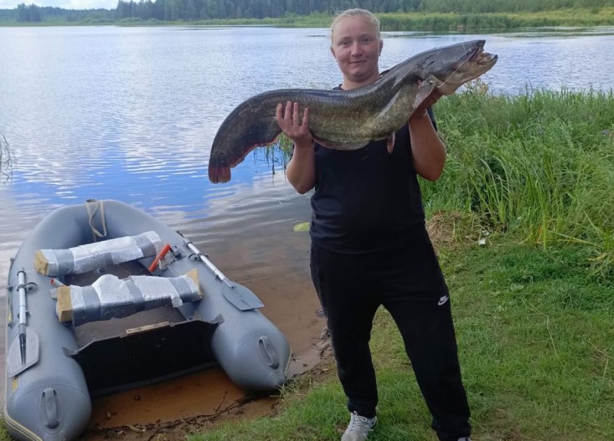 Жительница Тверской области выловила огромную рыбу рыбу
