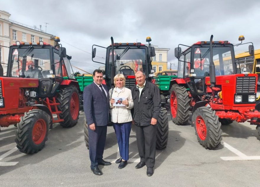 Бологовскому округу передали новый трактор для колледжа