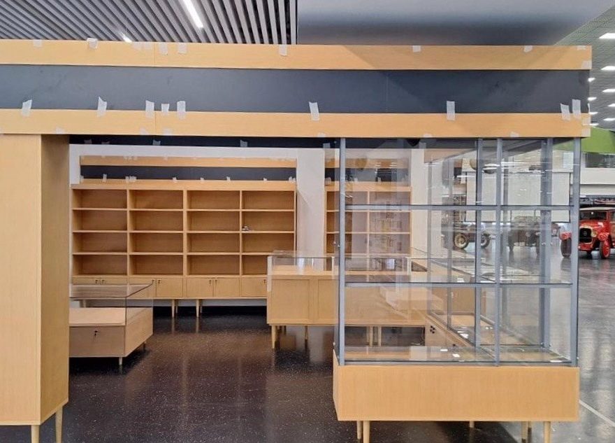 Крупнейший в России музей ретроавтомобилей и военной техники укомплектовали мебелью из Тверской области