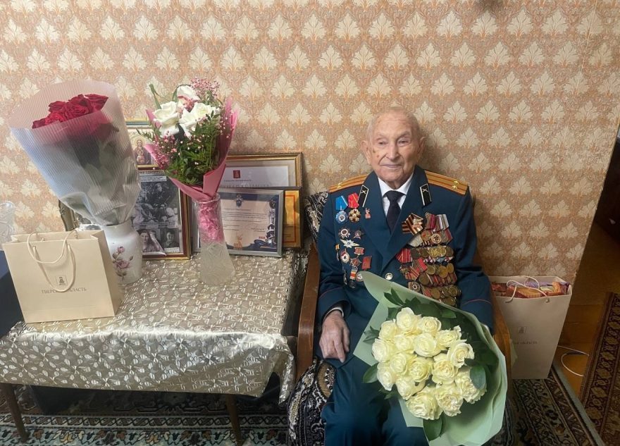 Губернатор Игорь Руденя поздравил с 101-летием участника Ржевской битвы Ивана Кладкевича