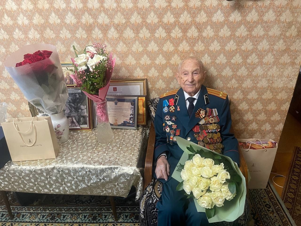 Губернатор Игорь Руденя поздравил с 101-летием участника Ржевской битвы Ивана Кладкевича