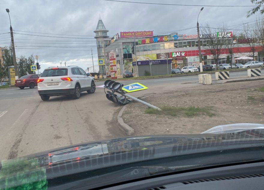Уставший светофор в Твери прилег отдохнуть