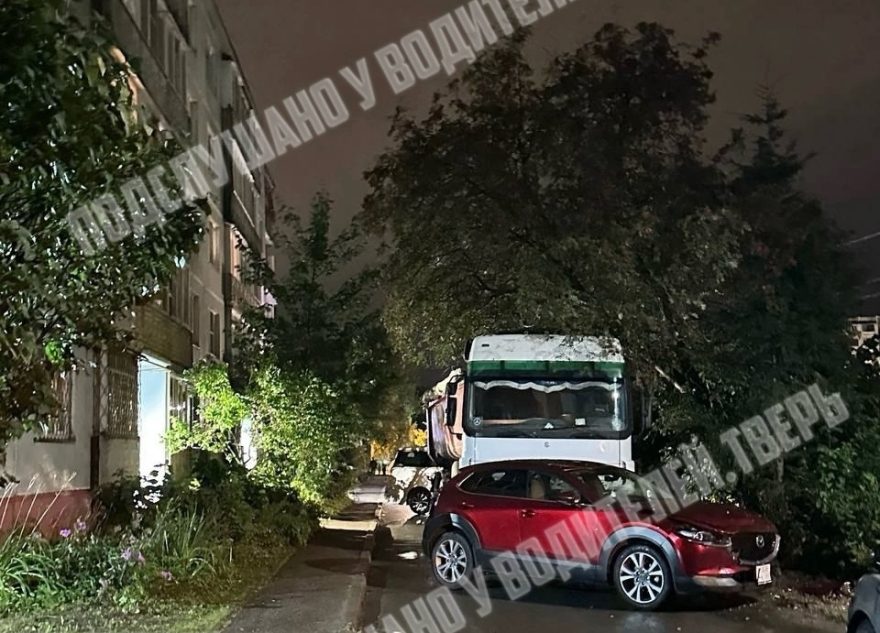 В Твери водитель фуры протаранил припаркованные автомобили припаркованные