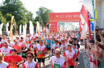 Тысячи спортсменов пришли на Тверской полумарафон