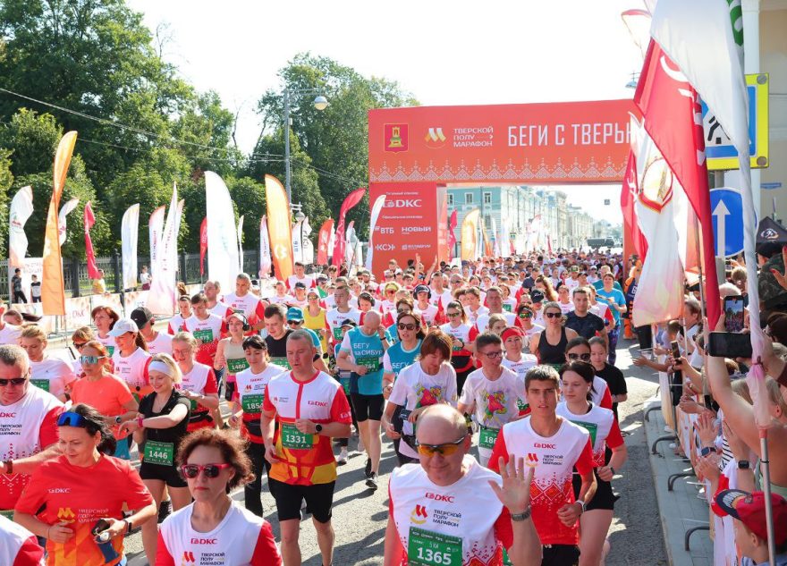 Тысячи спортсменов пришли на Тверской полумарафон