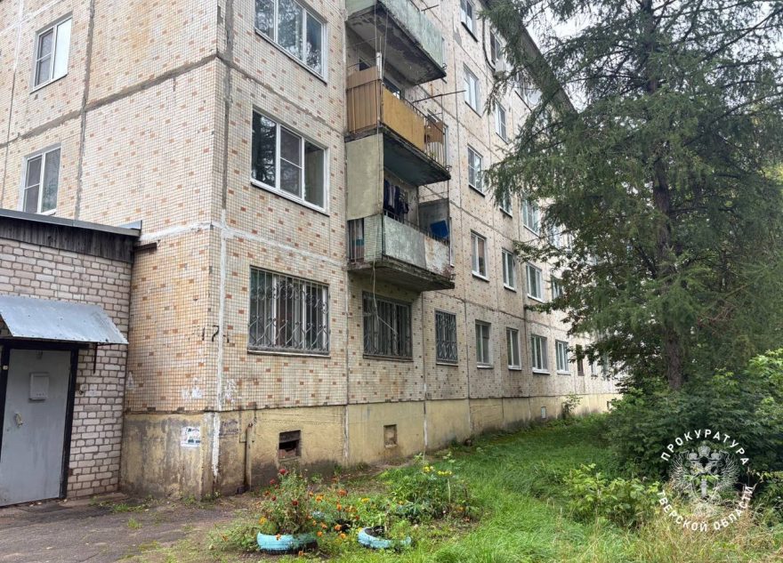В Тверской области 2-летний ребенок выпал из окна многоэтажки окна
