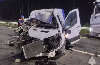 Грузовой и легковой автомобили столкнулись на трассе М-11 в Тверской области столкнулись