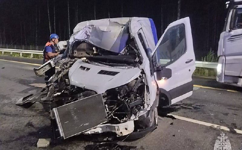 Грузовой и легковой автомобили столкнулись на трассе М-11 в Тверской области столкнулись