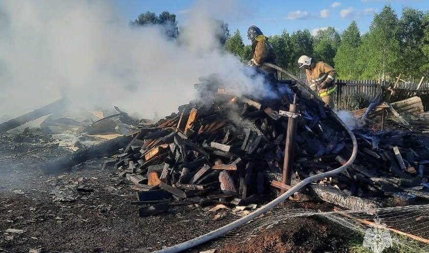 Огонь уничтожил гараж в деревне в Тверской области