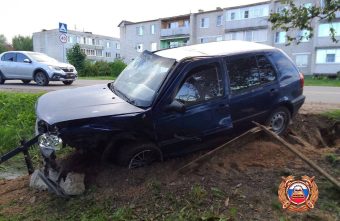 В Тверской области несовершеннолетний водитель влетел в бетонную плиту