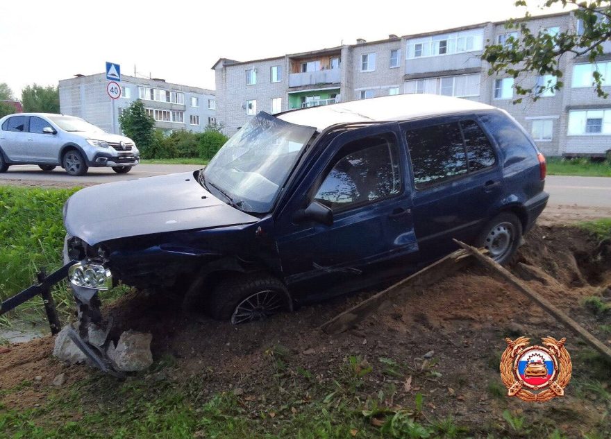 В Тверской области несовершеннолетний водитель влетел в бетонную плиту В Тверской области несовершеннолетний водитель влетел в бетонную плиту