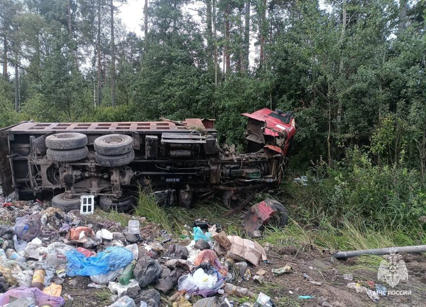 Два грузовых автомобиля столкнулись на трассе М-10 под Тверью грузовых