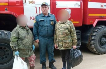 В Тверской области спасатели нашли и вывели из леса заблудившихся женщин В Тверской области спасатели нашли и вывели из леса заблудившихся женщин