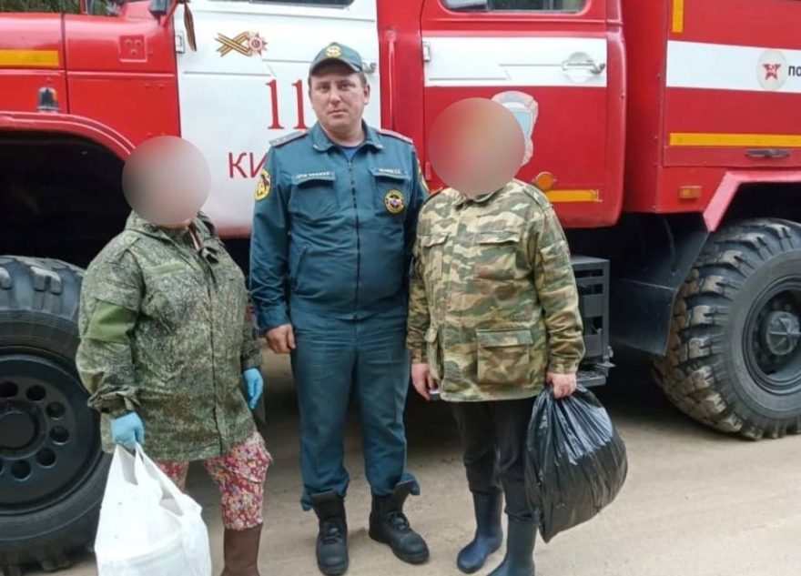 В Тверской области спасатели нашли и вывели из леса заблудившихся женщин В Тверской области спасатели нашли и вывели из леса заблудившихся женщин