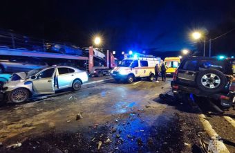 В Тверской области спасатели ликвидируют последствия ДТП с тремя пострадавшими В Тверской области спасатели ликвидируют последствия ДТП с тремя пострадавшими