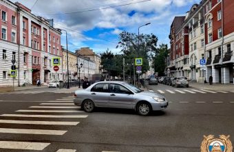 Ослепленный солнцем водитель сбил женщину на зебре в Твери сбил