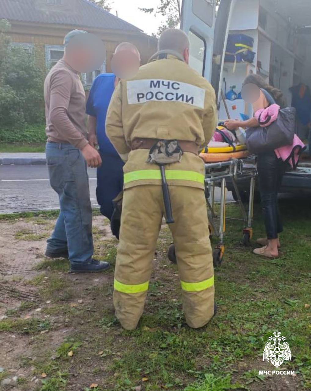 В Тверской области сотрудники МЧС помогали медикам спасать ребенка