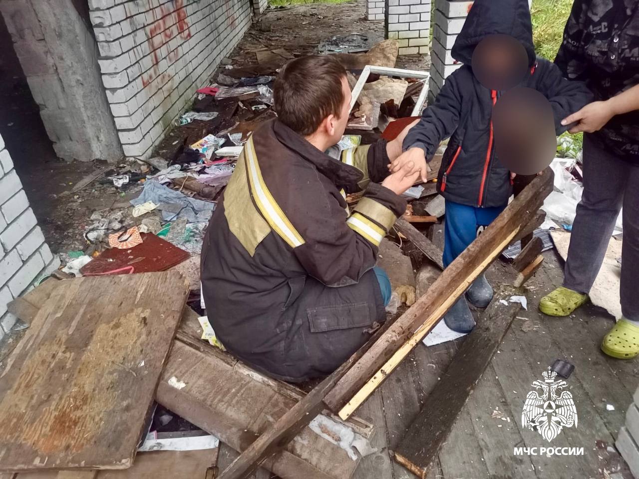 В Тверской области спасатели и медики спасли ребенка, проткнувшего руку гвоздем