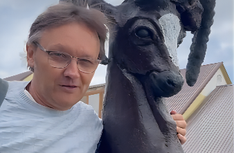 Музыкант из Твери передал привет Музею козла с высоты 3008 метров музыкант