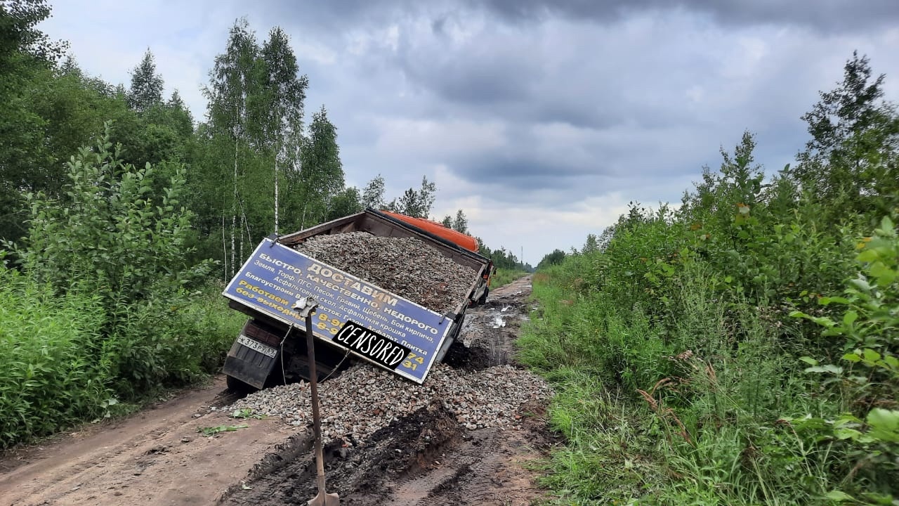 На дорогах в Тверской области машины тонут в грязи