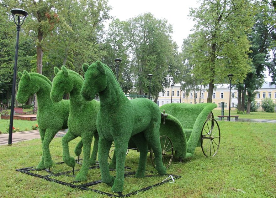 В Вышнем Волочке красуются зелёные лошади