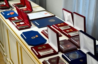 Губернатор Игорь Руденя в День Государственного флага России вручил награды жителям Верхневолжья Губернатор Игорь Руденя в День Государственного флага России вручил награды жителям Верхневолжья