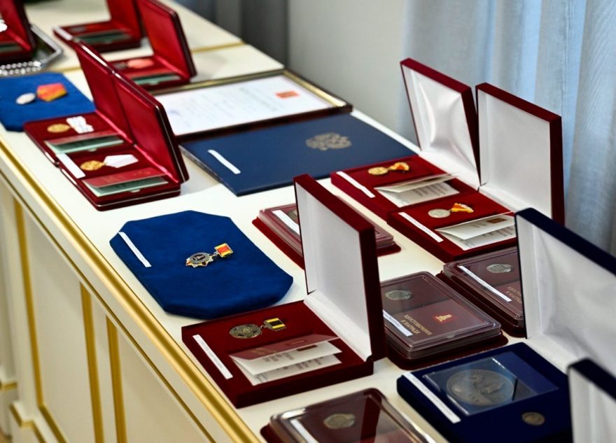 Губернатор Игорь Руденя в День Государственного флага России вручил награды жителям Верхневолжья