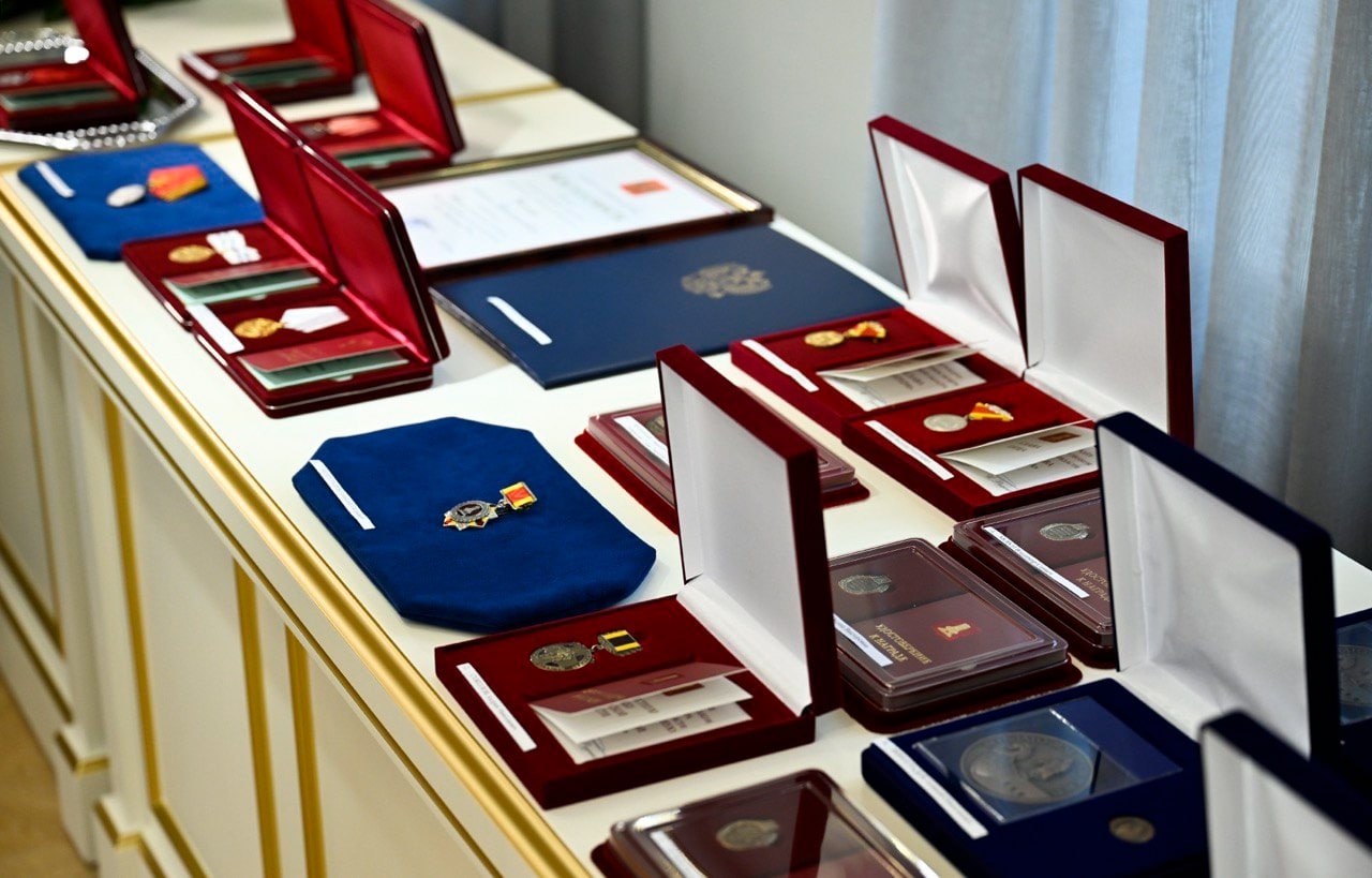 Губернатор Игорь Руденя в День Государственного флага России вручил награды жителям Верхневолжья