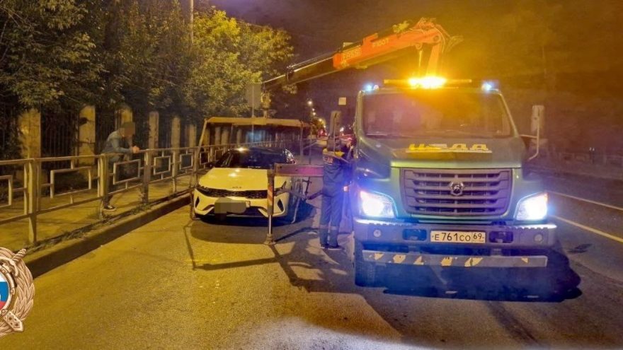 В Твери забрали машину у водителя, который не оплатил 59 штрафов штрафов