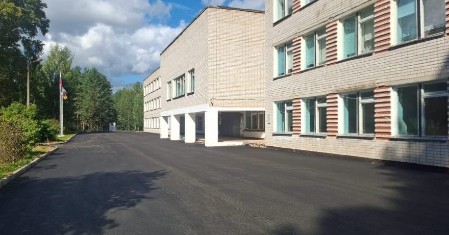 В Бологовском округе обустроили подъездные пути к Спеховской школе