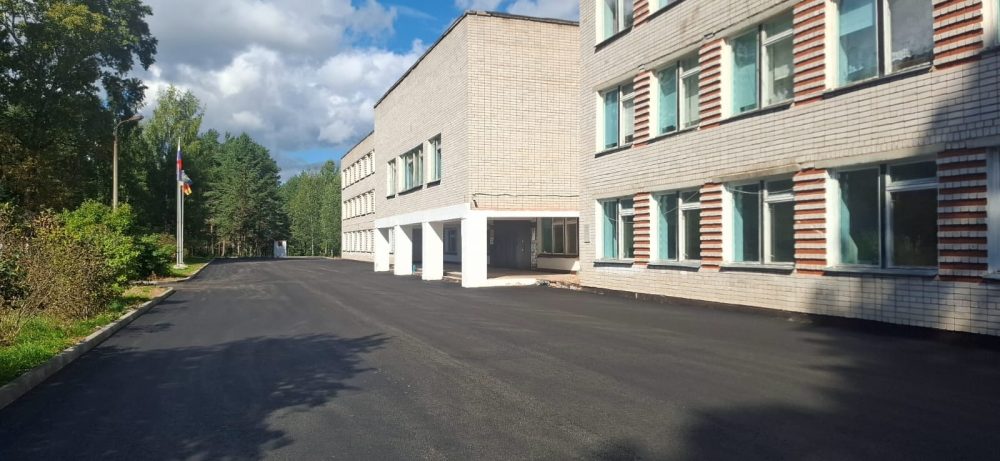 В Бологовском округе обустроили подъездные пути к Спеховской школе