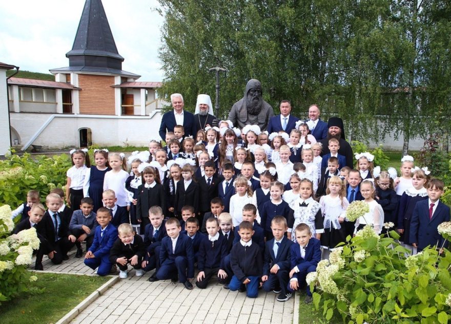 Игорь Руденя и Виктор Христенко напутствовали первоклассников Старицкого округа