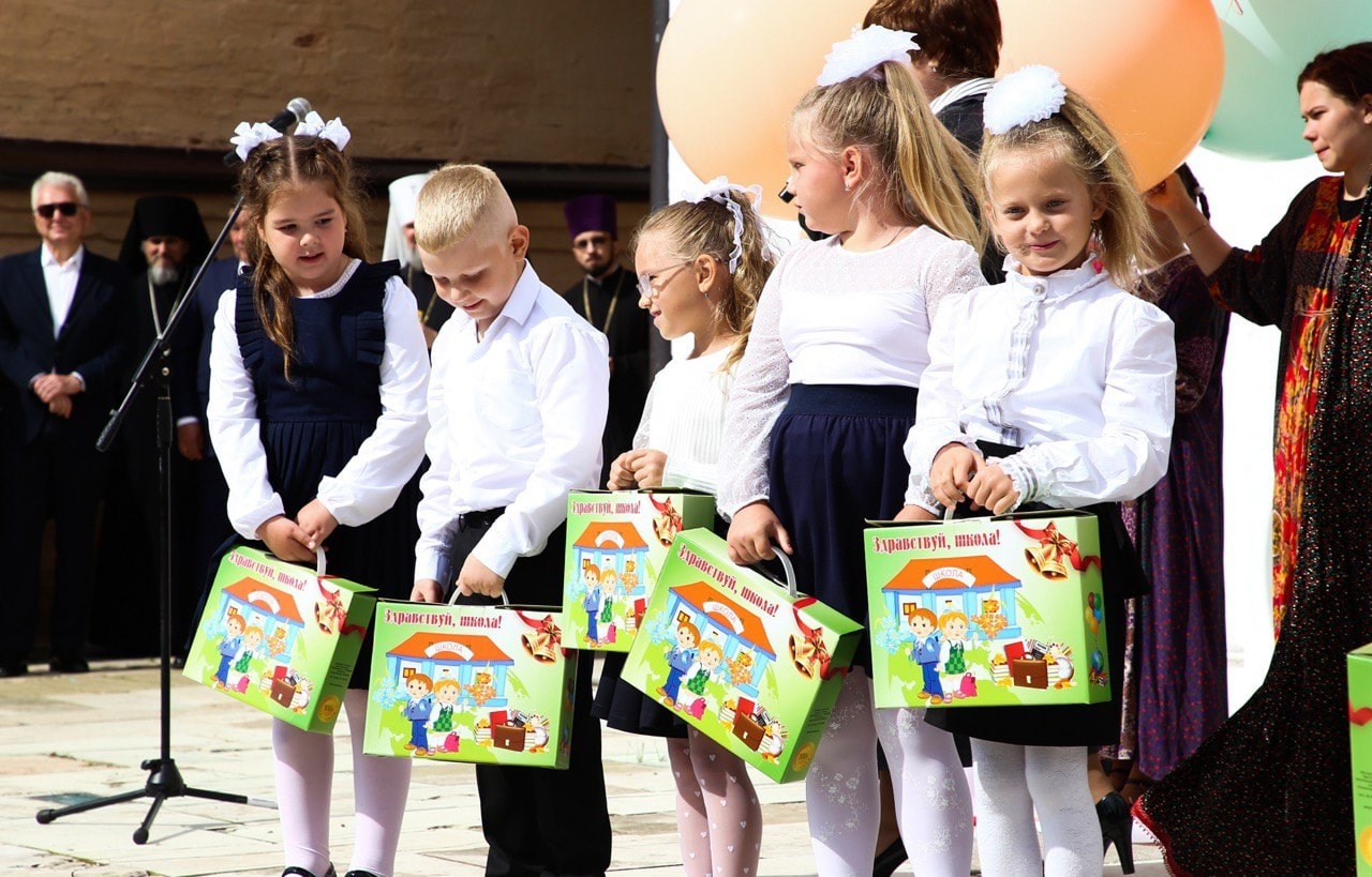 Игорь Руденя и Виктор Христенко напутствовали первоклассников Старицкого округа