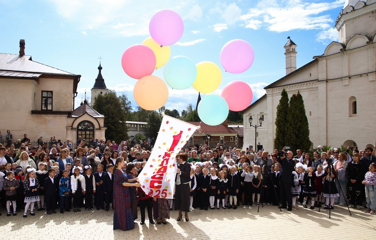 Игорь Руденя и Виктор Христенко напутствовали первоклассников Старицкого округа