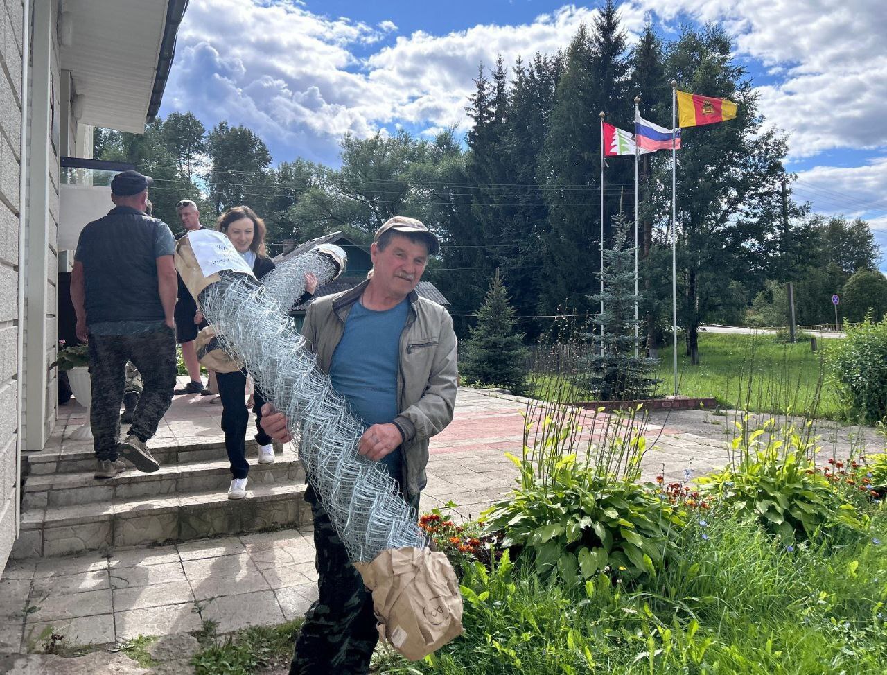 Транспорт, пиломатериалы, продукты питания: муниципалитеты Тверской области направляют помощь в зону СВО