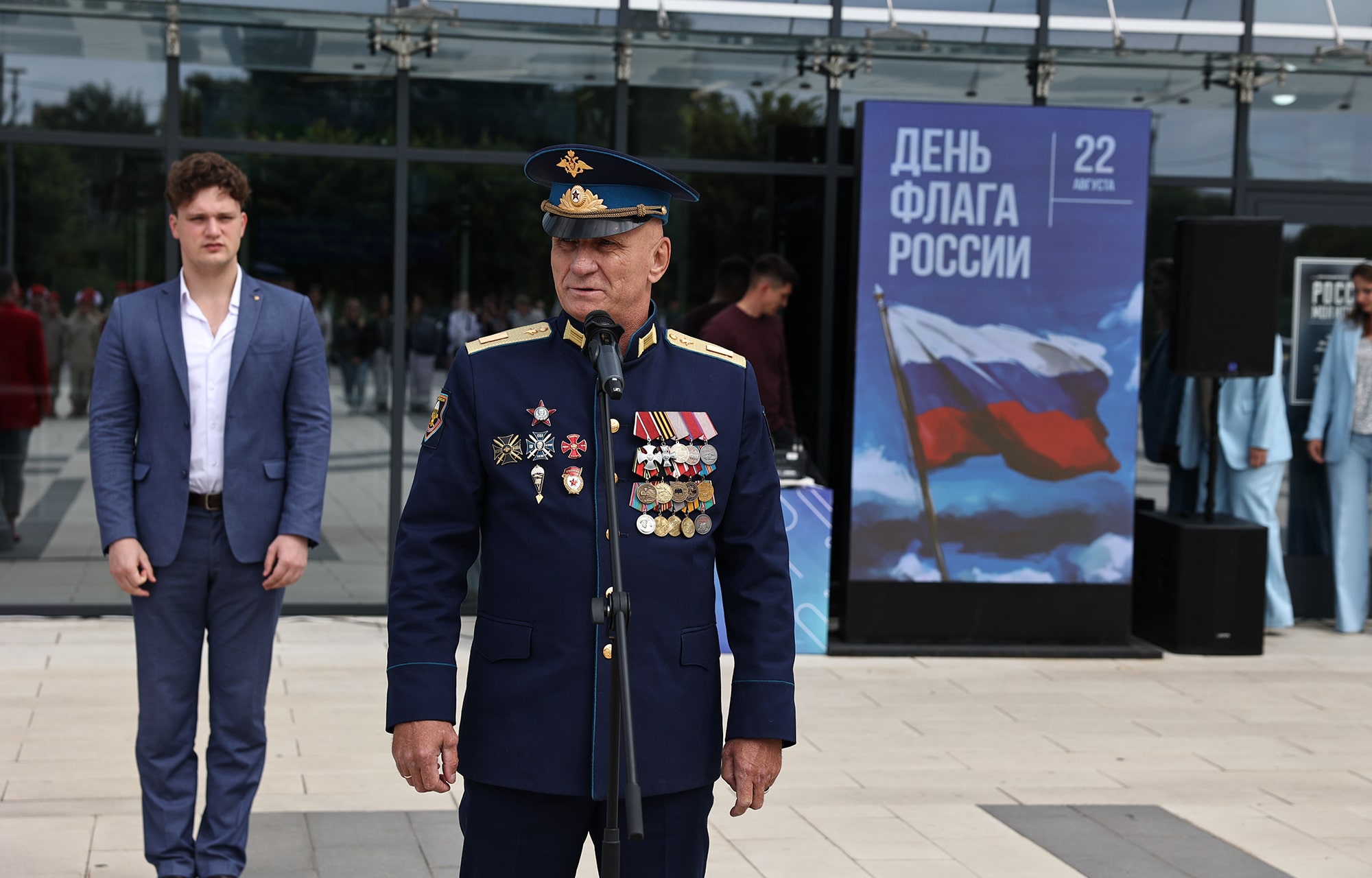 В Твери развернули большой бело-сине-красный триколор
