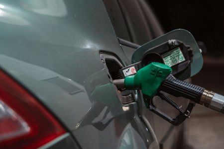 Средняя стоимость заправки автомобиля в России выросла на 9% топливо