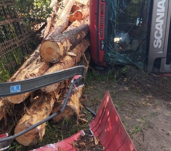 Большегруз опрокинулся на обочину в Тверской области большегруз