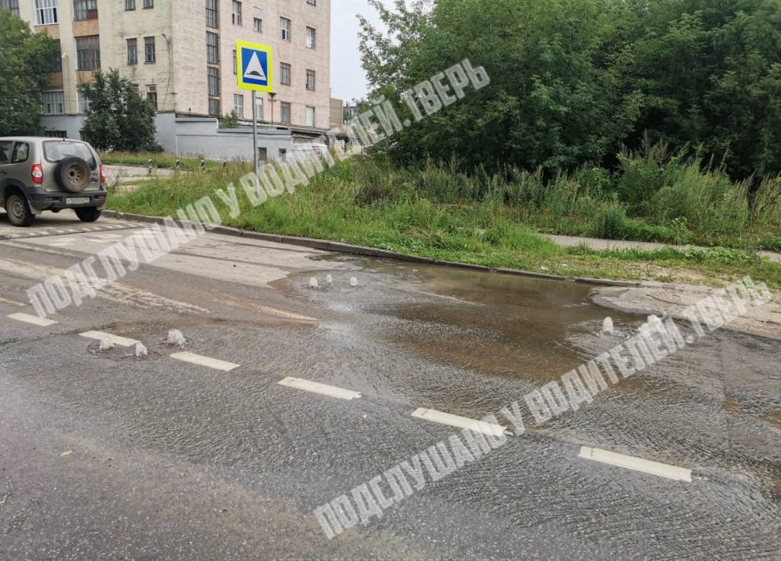 Горячая вода бьет из канализационных люков в Твери люков