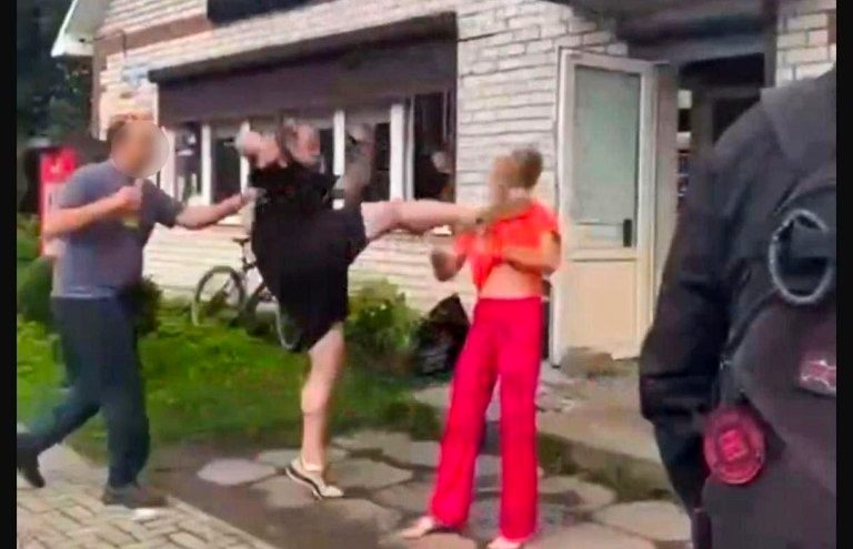 Мужчина из Тверской области жестоко избил женщину ногами избил
