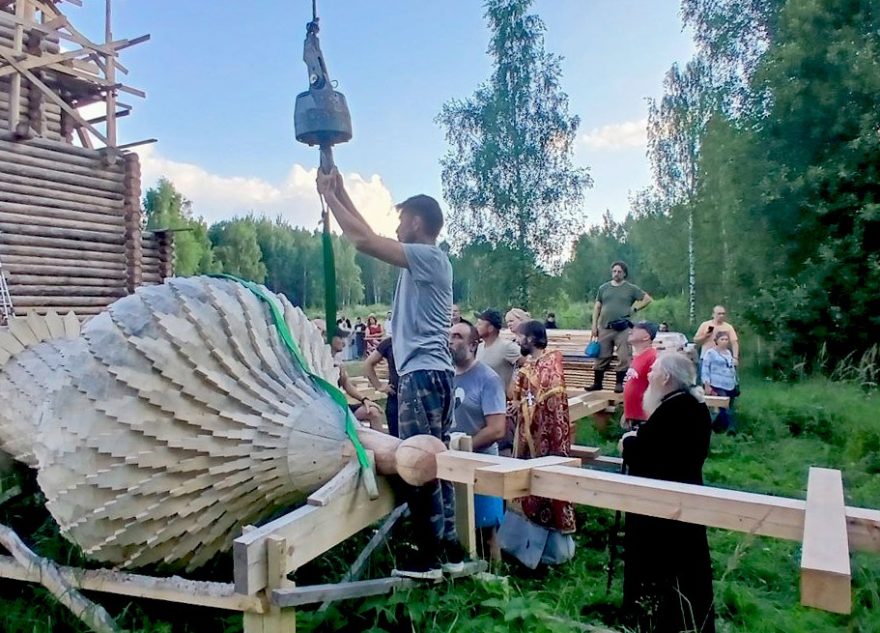 В Тверской области на колокольню храма установили новый купол и крест колокольню