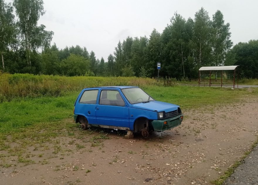 В Тверской области хулиганы разобрали по частям машину, давно стоящую на кладбище машину