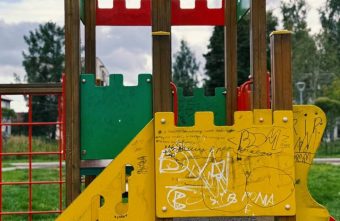 Вандалы продолжают громить детские площадки в Тверской области вандалы
