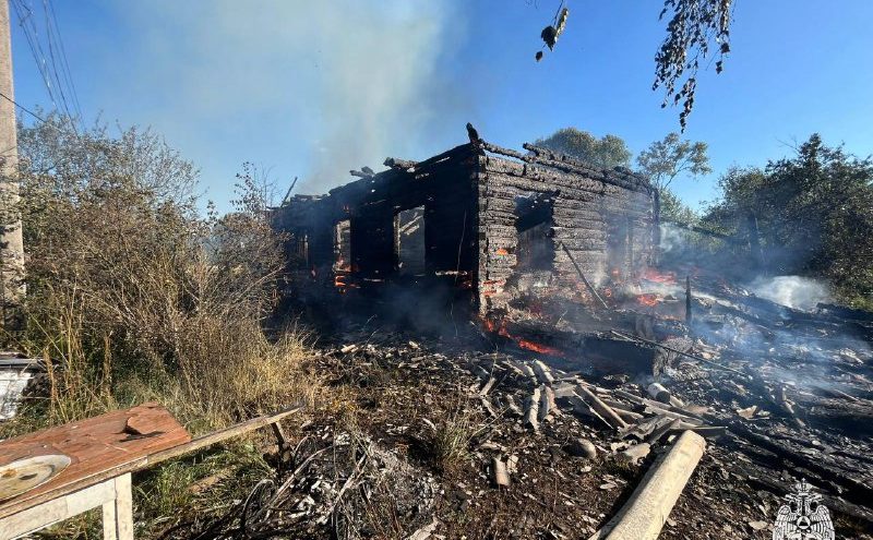 В Тверской области пожар уничтожил дом на две квартиры пожар